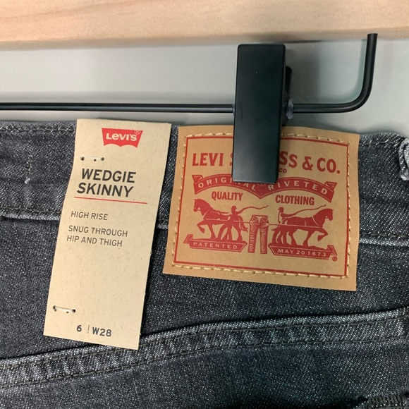NWT Levi's wedgie skinny jean ravens wing fray hem - Picture 11 of 16